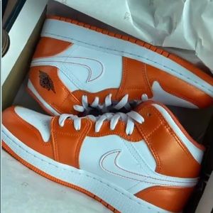 I’m selling these Jordan, Syracuse dunks